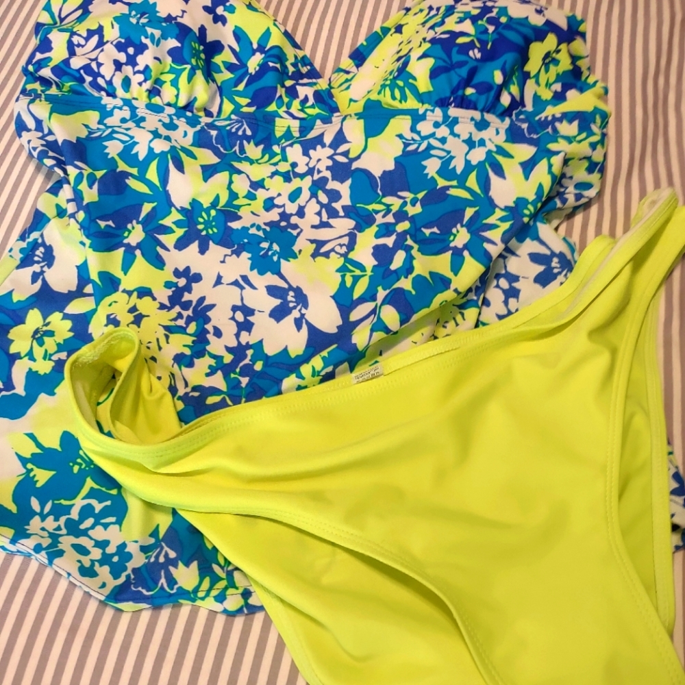Women's tankini swimsuit